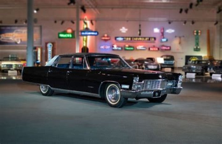Did elvis give away cadillacs?