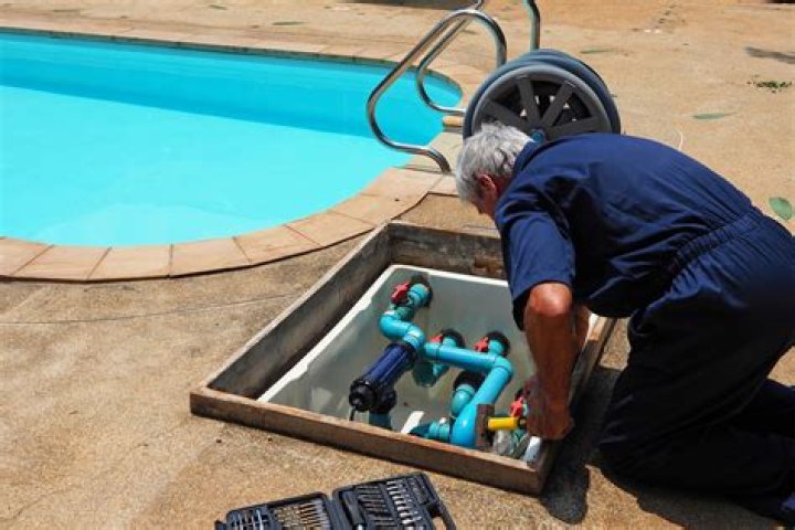 Does Flex Seal liquid work on pools?