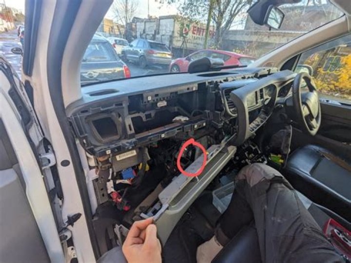 How do you remove the heater matrix on a Peugeot 206?