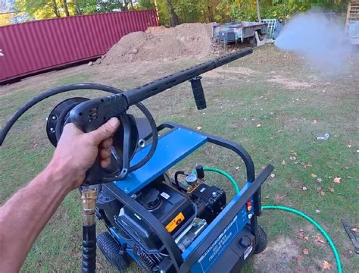 How does a hot water pressure washer work?
