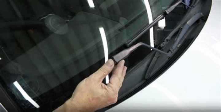 How long does it take for Safelite to replace a windshield?