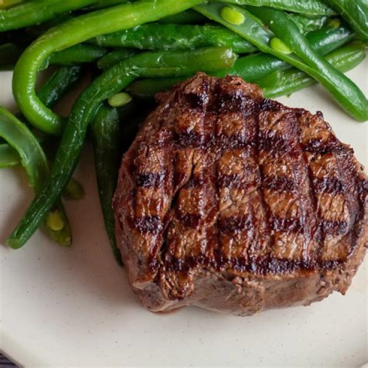 How many calories are in a 8 oz grilled filet mignon?