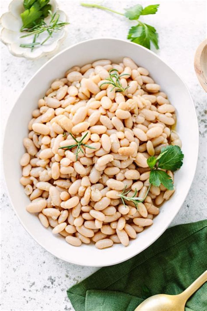 How many calories do cannellini beans have?