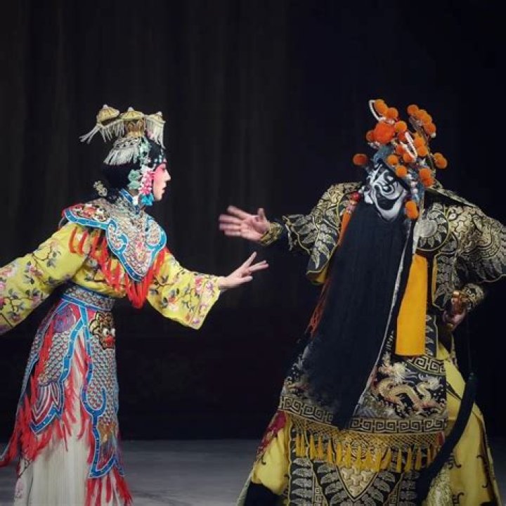 What are the visual performance elements of Peking Opera?