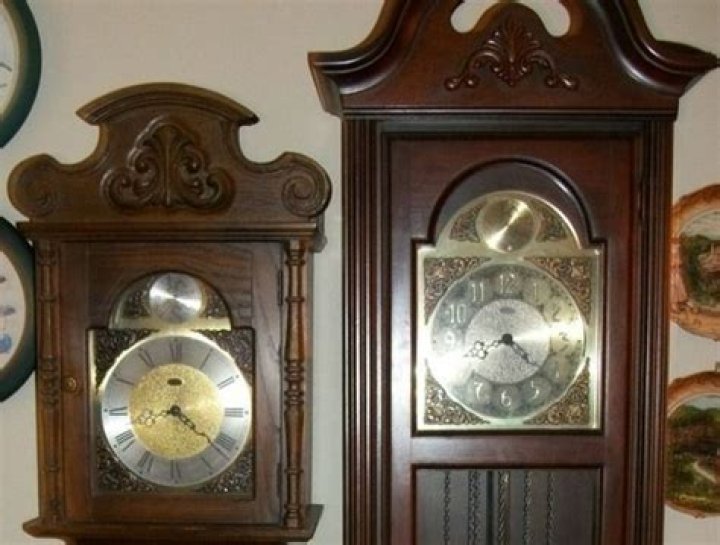 What is the difference between a grandmother and grandfather clock?